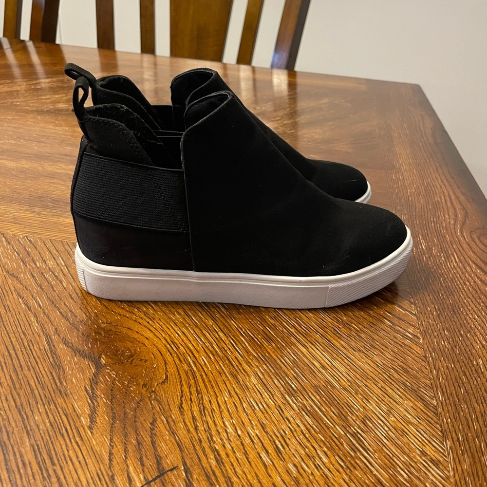 Soda Women's Black Slip-On Sneakers size 6